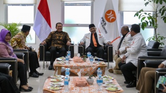 Ketua MPR Bambang Soesatyo (tengah kiri) berbincang dengan Presiden PKS Ahmad Syaikhu (tengah kanan) saat kunjungan kebangsaan di Kantor DPP PKS, Jakarta, Senin (8/7/2024). [Suara.com/Alfian Winanto]