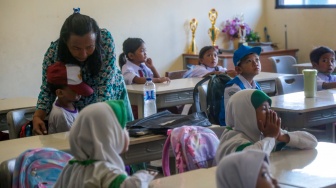 Sejumlah siswa saat menjalani Masa Pengenalan Lingkungan Sekolah (MPLS) di Sekolah Dasar Negeri (SDN) 01 & 03 Kramat, Jakarta, Senin (8/7/2024). [Suara.com/Alfian Winanto]