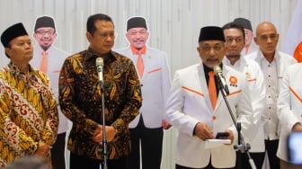 Ketua MPR Bambang Soesatyo (kedua kiri) didampingi Ketua PKS Ahmad Syaikhu (kanan) memberika pernyataan saat kunjungan kebangsaan di Kantor DPP PKS, Jakarta, Senin (8/7/2024). [Suara.com/Alfian Winanto]