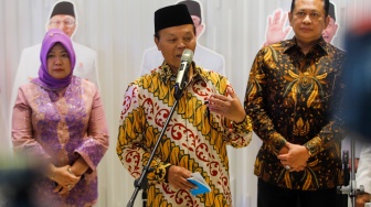 Wakil Ketua PKS Hidayat Nur Wahid (tengah) memberikan pernyataan pers saat menerima kunjungan kebangsaan pimpinan MPR di Kantor DPP PKS, Jakarta, Senin (8/7/2024). [Suara.com/Alfian Winanto]