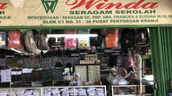 Omzet Anjlok 40%! Pedagang Seragam Sekolah di Bekasi Menjerit, Ada Apa?