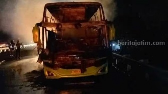 Mencekam! Detik-detik Bus Gunung Harta Terbakar di Tol Jombang