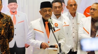 Presiden PKS Ahmad Syaikhu (tengah) memberikan pernyataan pers saat menerima kunjungan kebangsaan pimpinan MPR di Kantor DPP PKS, Jakarta, Senin (8/7/2024). [Suara.com/Alfian Winanto]