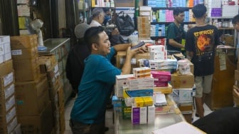 Warga membeli produk obat-obatan yang dijual di Pasar Pramuka, Jakarta, Selasa (9/7/2024). [Suara.com/Alfian Winanto]