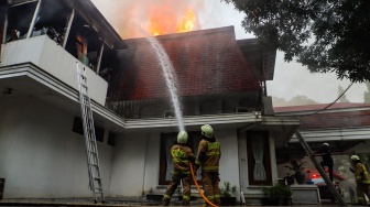 Potret Petugas Berjibaku Padamkan Kabakaran Rumah Mewah di Menteng