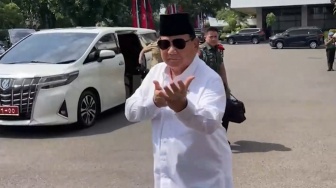 Turun dari Toyota Alphard, Prabowo Pamer Gaya Nyentrik usai Operasi Kaki