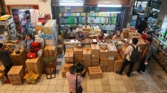 Warga membeli produk obat-obatan yang dijual di Pasar Pramuka, Jakarta, Selasa (9/7/2024). [Suara.com/Alfian Winanto]