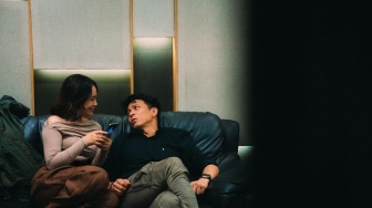 Foto Rossa dan Ariel NOAH Duduk Bareng di Sofa Bikin Heboh, Netizen: Cocok Ini Mah!