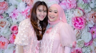 Beda Souvenir Nikahan Ayu Ting Ting dan Syifa, Punya Sang Kakak Berakhir Tragis