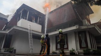 Petugas Pemadam Kemabakaran berusaha memadamkan api yang membakar rumah mewah di Kawasan Menteng, Jakarta, Selasa (9/7/2024). [Suara.com/Alfian Winanto]