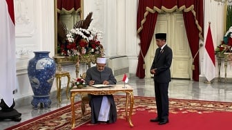 Terekam! Detik-detik Jokowi Berdiri 3 Menit Lebih Saat Grand Syekh Al Azhar Tandatangani Buku Tamu