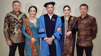 Cantik Berkebaya, Intip 5 Gaya Kris Dayanti dan Ashanty Dampingi Azriel Hermansyah Wisuda