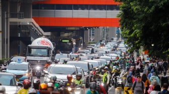 Sejumlah kendaraan terjebak kemacetan saat melintas di Jl Rasuna Said, Jakarta, Rabu (10/7/2024). [Suara.com/Alfian Winanto]