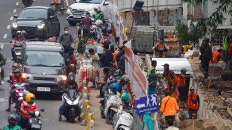 Sejumlah kendaraan terjebak kemacetan saat melintas di Jl Rasuna Said, Jakarta, Rabu (10/7/2024). [Suara.com/Alfian Winanto]