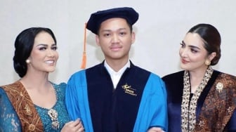 Beda dari Ashanty, Kris Dayanti Nangis Penuh Emosi di Wisuda Azriel Hermansyah