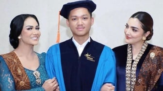 Sama-Sama Branded, Begini Perbandingan Harga Tas Kris Dayanti dan Ashanty saat Wisuda Azriel