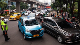 Sejumlah kendaraan terjebak kemacetan saat melintas di Jl Rasuna Said, Jakarta, Rabu (10/7/2024). [Suara.com/Alfian Winanto]