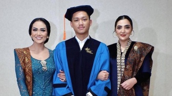 Kris Dayanti Cium Ashanty usai Azriel Kasih Bunga, Warganet: Dia Berterima Kasih