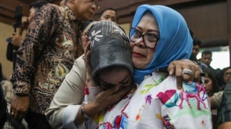 Kerabat dan keluarga Terdakwa kasus pemerasan dan gratifikasi di Kementerian Pertanian, Syahrul Yasin Limpo menangis saat mengikuti sidang putusan di Pengadilan Tipikor, Jakarta, Kamis (11/7/2024). [Suara.com/Alfian Winanto]