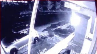 Pria Berikat Kepala Terekam CCTV Dalam Kasus Koper Misterius di LPD Desa Penarungan