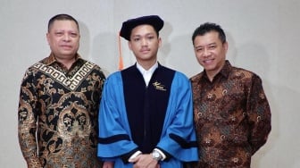 Pakai Bahasa Portugis, Ucapan Raul Lemos usai Azriel Hermansyah Wisuda Jadi Sorotan