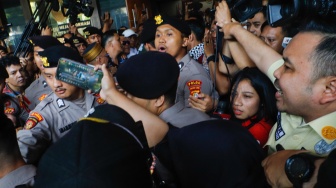 Situasi kericuhan terjadi usai sidang vonis kasus pemerasan dan gratifikasi di Kementerian Pertanian dengan terdakwa Syahrul Yasin Limpo di Pengadilan Tipikor, Jakarta, Kamis (11/7/2024). [Suara.com/Alfian Winanto]