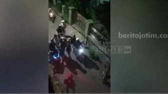 Viral Gangster Bikin Resah di Surabaya, Naik Motor Sambil Bawa Sajam Masuk Perkampungan