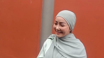 Takut Alami Kejadian Buruk di Dunia, Kristina Konsisten Berhijab