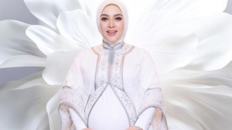 Syahrini Pamer Kemesraan Bareng Suami Jelang Lahiran, Minta Didoakan Ke Banyak Teman Artis