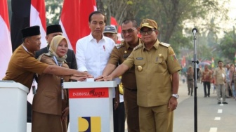 Habiskan Rp806 Miliar, Jokowi Resmikan 16 Jalan Mulus di Lampung