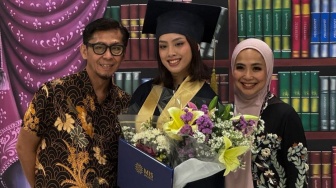 Perkara Kalung, Agama Anak Feni Rose Diperdebatkan