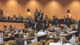 Rapat Paripurna DPD RI Ricuh, Senator Ini Malah Bernyanyi: Hai Seluruh Umat Tuhan Bertaubatlah!