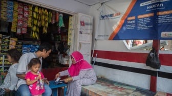 Jadi AgenBRILink, Narti Edukasi Masyarakat Sekitar Tentang Asuransi dan Perbankan