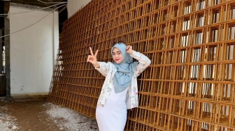 Ria Ricis Pakai Sepatu Kelinci Gemas saat Tinjau Renovasi Rumah, Berapa Sih Harganya?