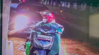 Terlilit Utang, Aksi Nekat Ibu Muda Curi Motor di Rumah Sakit Pontianak Barat Terekam CCTV