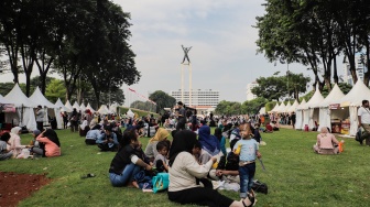 Sejumlah pengunjung berwisataa saat berkunjung ke Pameran Flona 2024 di Lapangan Banteng, Jakarta, Sabtu (13/7/2024). [Suara.com/Alfian Winanto]