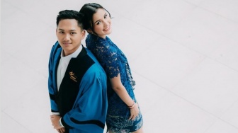 5 Potret Sarah Menzel Tampil Menawan Berkebaya Biru saat Dampingi Azriel Hermansyah Wisuda, Calon Istri Idaman!