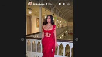 Menyala! Kim Kardashian Tampil dengan Saree Merah di Pernikahan Anant Ambani Anak Crazy Rich Asia