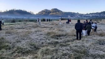 Embun Beku Kembali Selimuti Kompleks Candi Arjuna Dieng, Jadi Buruan Wisatawan