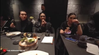 Kris Dayanti Hanya Tawari Sarah Menzel Makan, Aaliyah Massaid Cemberut Dicuekin?