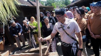 Demi Pamerkan Desa Wisata Osing ke Dunia, Sandiaga Ikut Tradisi Gedhogan