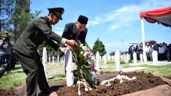 Gubernur Jabar Dua Periode 19932003, HR Nuriana Dimakamkan di Taman Makam Pahlawan Cikutra