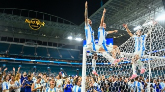 Para pemain Argentina merayakan kemenanngan mereka usai pertandingan sepak bola final Copa America 2024 antara Argentina dan Kolombia di Stadion Hard Rock, di Miami, Florida, Minggu (14/7/2024). [Chandan KHANNA / AFP]