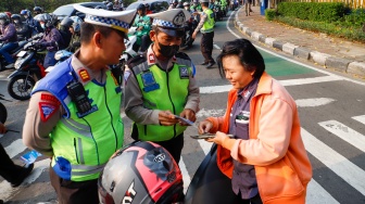 Sejumlah petugas kepolisian memberikan himbauan kepada pengendara yang melanggar peraturan saat Operasi Patuh Jaya 2024 di Jalan Letjen S Parman, Jakarta, Senin (15/07/2024). [Suara.com/Alfian Winanto]