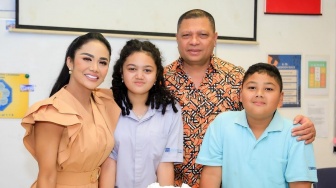 Sambangi Sekolah Amora dan Kellen Lemos, Bahasa Inggris Kris Dayanti Tuai Decak Kagum