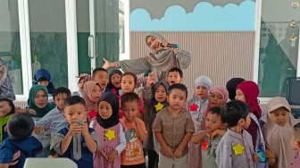 Gemas! Aksi Ria Ricis Ajari Anak TK Dipuji Warganet, Reaksinya Bikin Ngakak