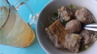 Cuma Rp10 Ribu! Nikmatnya Bakso Lontong Legendaris Pak Mangun Nganjuk