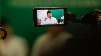 Ketua Umum Pengurus Besar Nahdlatul Ulama (PBNU), KH. Yahya Cholil Staquf saat memberikan konferensi pers di Kantor PBNU, Jakarta, Selasa (16/7/2024). [Suara.com/Alfian Winanto]