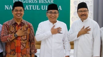 Ketua Umum Pengurus Besar Nahdlatul Ulama (PBNU), KH. Yahya Cholil Staquf (tengah) bersama Waketum Zulfa Mustofa (kiri) dan Sekjen Saifullah Yusuf (kanan) saat memberikan konferensi pers di Kantor PBNU, Jakarta, Selasa (16/7/2024). [Suara.com/Alfian Winanto]