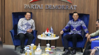 Ketua MPR RI Bambang Soesatyo dan Ketua Umum Partai Demokrat Agus Harimurti Yudhoyono (tengah) saat melakukan pertemuan di kantor DPP Demokrat, Jakarta, Selasa (16/7/2024). [Suara.com/Alfian Winanto]
